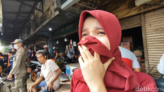 Ida (32) salah satu penjual yang lapaknya dibongkar di kawasan Stasiun Pasuruan