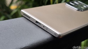 Bagian bawah terdapat speaker, port USB-C dan SIM Card tray. Foto: Adi Fida Rahman/detiKINET