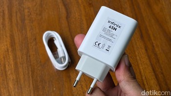 Ada pula kabel data dan adaptor charge 45W. Foto: Adi Fida Rahman/detikINET