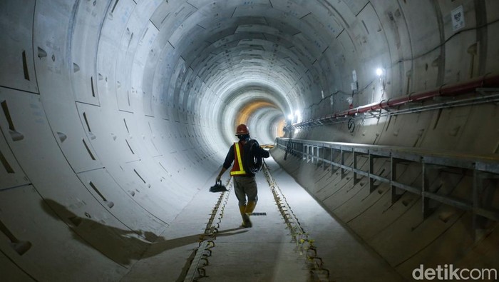 Pekerja berjalan di terowongan MRT Fase 2A Stasiun MRT Thamrin dan Monas di Jakarta, Senin (26/5/2025). Menurut Menteri Koordinator Bidang Infrastruktur dan Pembangunan Kewilayahan Agus Harimurti Yudhoyono (AHY) pembangunan Stasiun MRT Thamrin dan Monas merupakan bagian dari paket pengerjaan CP201 telah mencapai progres 87 persen, dan dapat beroperasi pada tahun 2027.
