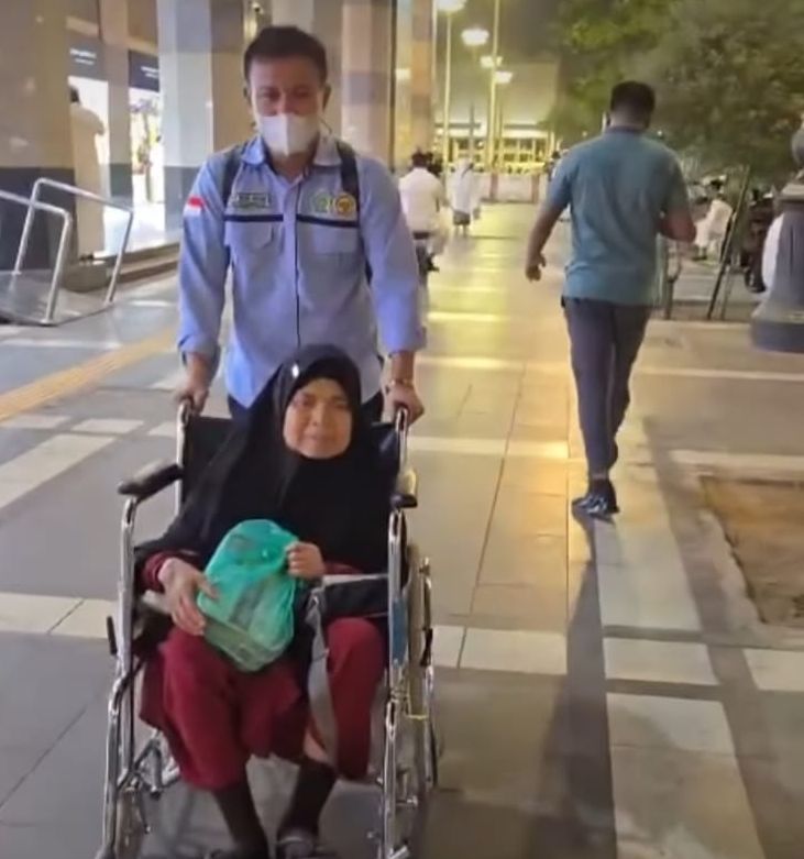 Iptu Riko Rizky Masri, Kapolsek   Rantau Ropkar, Rokan Hilir yang bertugas sebagai petugas pendamping haji Daerah Riau Kolter 4 Pekanbaru.