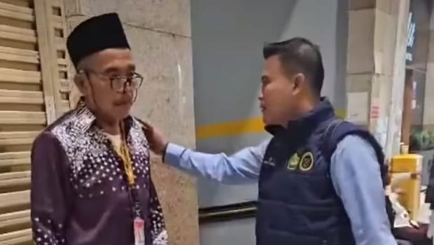 Iptu Riko Rizky Masri, petugas pelayan Haji Daerah Riau membantu jemaah haji lansia asal Indramayu yang tersesat di Madinah.