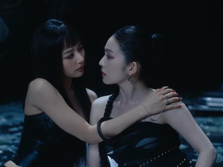 Irene & Seulgi Menggoda Reveluv di MV TILT
