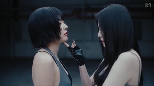 Dari awal sampai akhir MV, Irene & Seulgi terlihat menggoda dan mempesona.