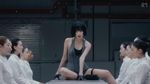 Bintang SM Entertainment ini juga berani tampil seksi.