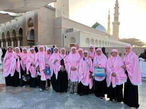 Doa Penuh Haru Para Ibu Jemaah Aida Tourindo di Raudhah Masjid Nabawi