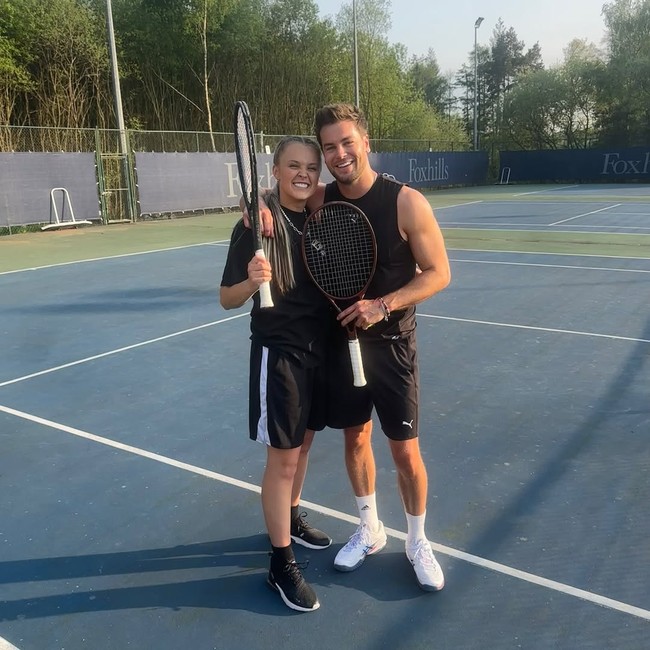 Tak lama dari itu itu, JoJo meninggalkan Kath Ebbs dan secara resmi mengonformasi hubungannya dengan Chris. Belakangan keduanya tak lagi malu pamer kemesraan, bahkan melakukan staycation.  Foto: Instagram/@jojosiwa @chrishughesofficial