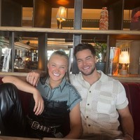 Kehidupan asmara Jojo Siwa kembali mengejutkan publik. YouTuber dan sensasi remaja ini dikabarkan menjalin hubungan serius dengan bintang reality TV Chris Hughes. Foto: Instagram/@jojosiwa @chrishughesofficial