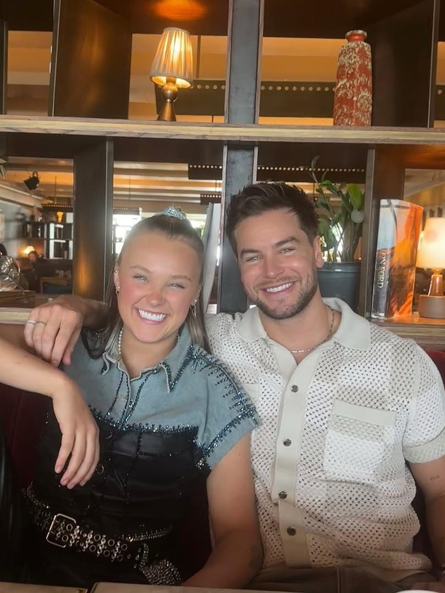 Sumber dari orang dalam menyatakan bahwa mereka benar-benar menjalin hubungan asmara. “Rumor itu benar adanya dan berjalan dengan sangat baik. Hal lain yang telah lama diinginkannya adalah anak. Dan dia merasa bahwa Chris akan menjadi ayah yang luar biasa jika mereka memutuskan untuk menempuh jalan itu (menikah),” tutur sumber, dilansir Daily Mail. Foto: Instagram/@jojosiwa @chrishughesofficial