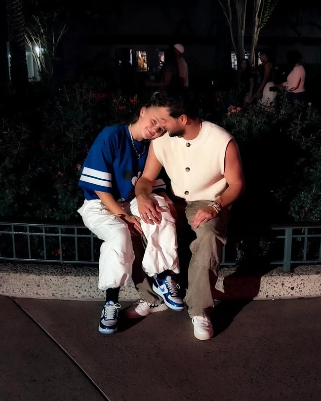 Jojo dan mantan bintang ‘Love Island’ itu sebelumnya membuat publik tercengang dengan kedekatan mereka selama berada di rumah ‘Celebrity Big Brother’. Baru-baru ini, keduanya ‘mengonfirmasi’ hubungan mereka dengan sejumlah foto mesra. Foto: Instagram/@jojosiwa @chrishughesofficial