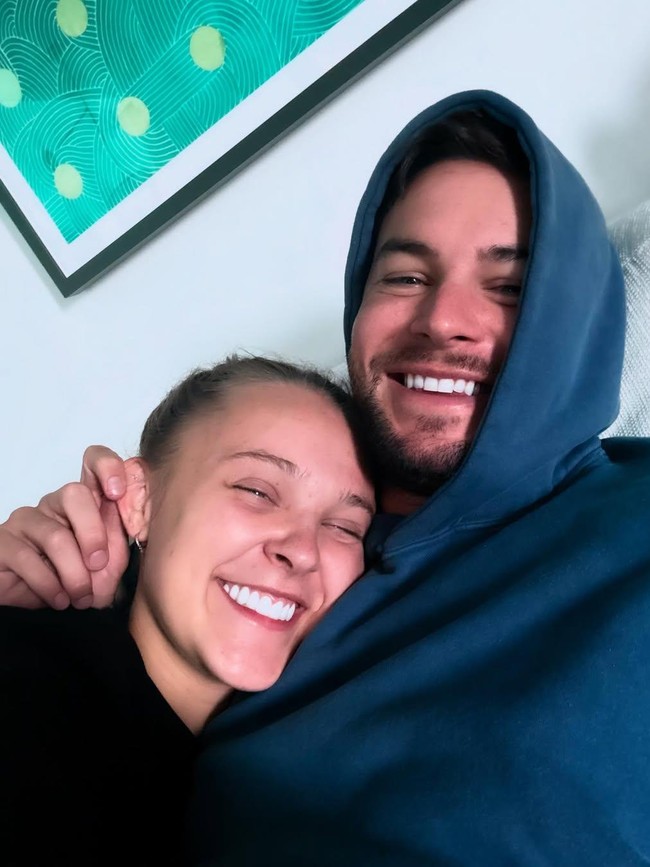 Jojo yang belum lama ini menyatakan bahwa dia tidak lagi mengidentifikasi dirinya sebagai seorang lesbian, menyebut bahwa pria 32 tahun tersebut adalah orang favoritnya saat ini. Foto: Instagram/@jojosiwa @chrishughesofficial