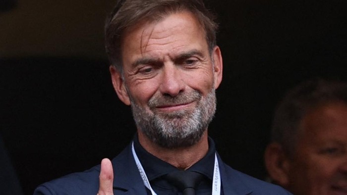 Juergen Klopp hadir menyaksikan pertandingan Liverpool vs Crystal Palace di tribun. Ini menjadi kali pertama pria Jerman itu ke Anfield usai meletakkan jabatannya di klub musim lalu.