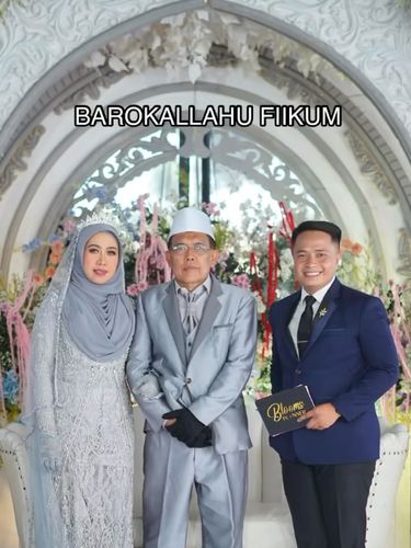 Pembawa acara ini mengunggah momen saat memandu acara perayaan ulang tahun pernikahan. Suami memberikan kado yang mewah untuk istri dan anaknya. Postingan pernikahan di Subang, Jawa Barat itu langsung viral di Instagram.