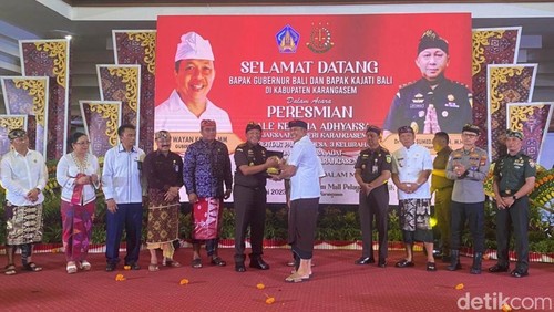 Kajati Bali I Ketut Sumedana saat meresmikan Bale Kertha Adhyaksa di Mall Pelayanan Publik, Karangasem, Senin (26/5/2025). (Foto: I Wayan Selamat Juniasa/detikBali)