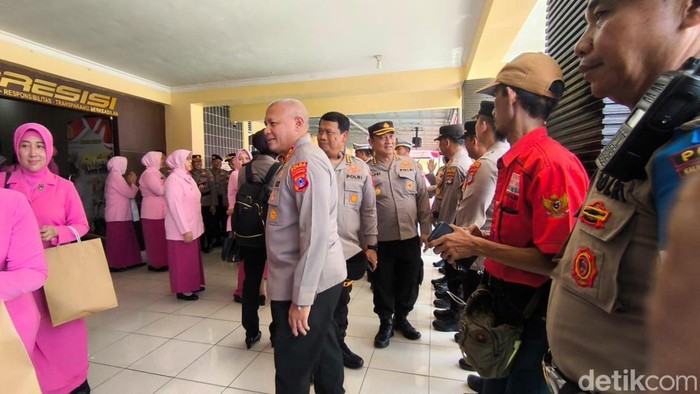 Kapolda Kalsel Irjen Rosyanto Yudha Hermawan saat mengunjungi Polres HST.
