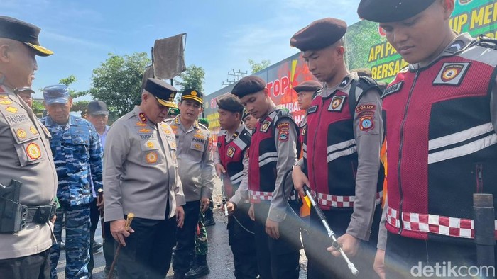 Kapolda Kalsel Irjen Rusyanto Yudha Hermawan tinjau kesiapan alat penanganan karhutla.