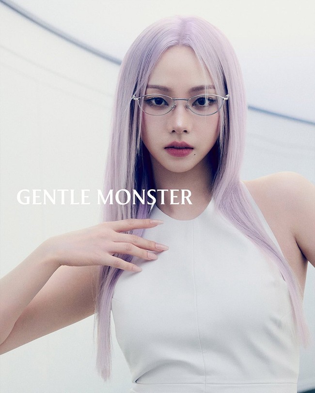 “Dia adalah model terbaik Gentle Monster,” “Wah, dia benar-benar terlihat seperti AI. Seperti tidak berasal dari dunia ini,” komentar sejumlah netizen Korea. Foto: dok. Gentle Monster