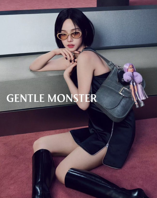 Transformasi Karina aespa dengan rambut berwarna ungu membuat netizen mabok visual. Dia dianggap sebagai model yang tepat untuk produk kacamata Gentle Monster x Bratz dengan desain kekinian. Foto: dok. Gentle Monster
