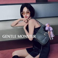 Transformasi Karina aespa dengan rambut berwarna ungu membuat netizen mabok visual. Dia dianggap sebagai model yang tepat untuk produk kacamata Gentle Monster x Bratz dengan desain kekinian. Foto: dok. Gentle Monster