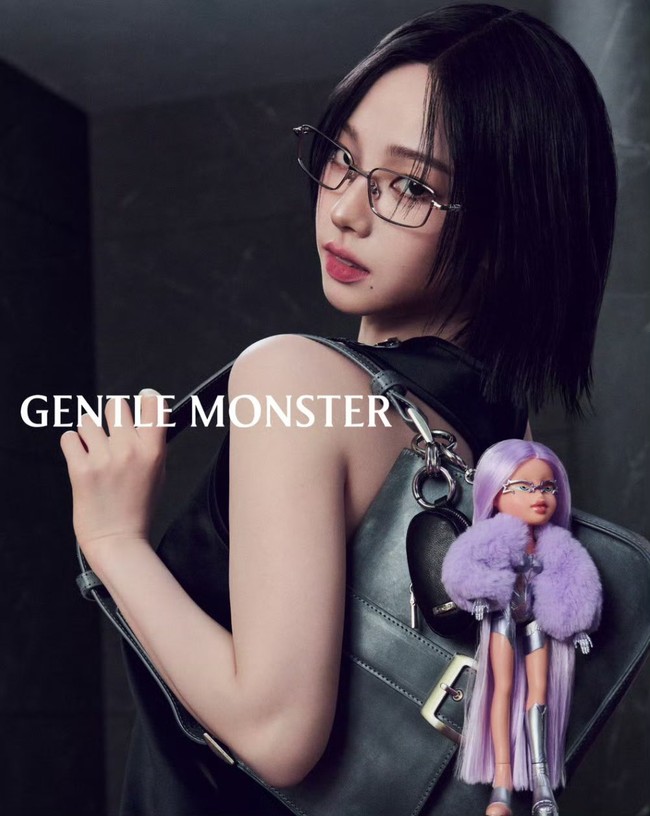 Setelah Jennie BLACKPINK, ada Karina aespa yang bergabung sebagai model merek kacamata mewah Korea, Gentle Monster. Paras cantiknya menghiasi campaign kolaborasi Gentle Monster dan Bratz. Foto: dok. Gentle Monster