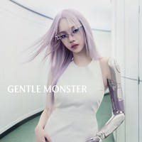 Pelantun ‘Whiplash’ itu menampilkan gaya futuristik dan Y2K yang selaras dengan konsep grupnya aespa. Karina aespa pun lekat dengan julukan idol dengan visual unreal bak AI karena terlihat sempurna. Foto: dok. Gentle Monster