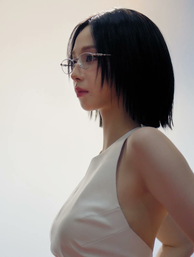 Tak sedikit netizen Korea yang membandingkan pesona Karina aespa dan Jennie BLACKPINK sebagai model Gentle Monster. Keduanya diharapkan bertemu dalam campaign koleksi kacamata baru. Foto: dok. Gentle Monster