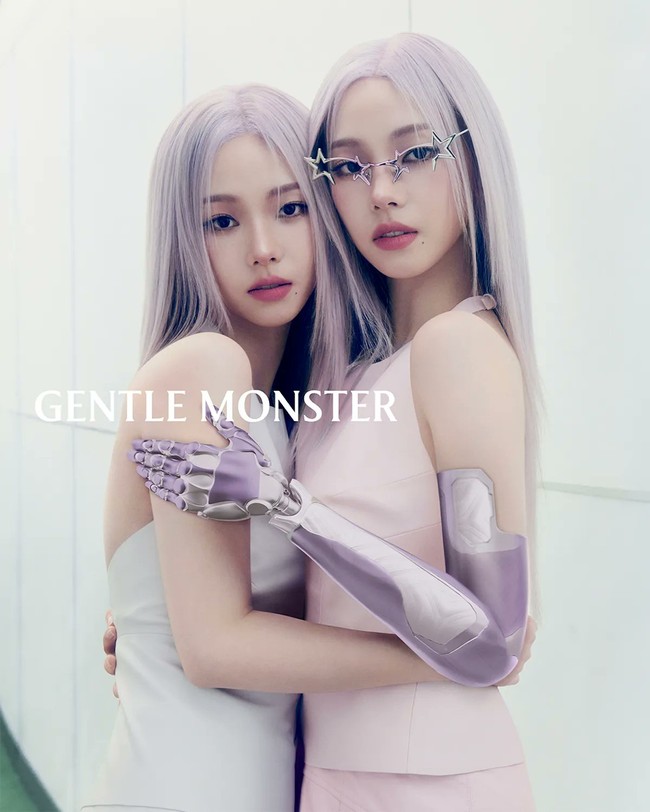 Dalam video campaign Gentle Monster, Karina aespa mengenakan fitted dress yang mempertegas bentuk tubuh idealnya. Dia menjinjing tas dengan koleksi kacamata yang dapat dilipat dua dan dimasukkan dalam case, menjadi bag charms unik, bersama boneka Bratz berambut ungu. Foto: dok. Gentle Monster