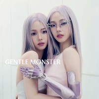 Dalam video campaign Gentle Monster, Karina aespa mengenakan fitted dress yang mempertegas bentuk tubuh idealnya. Dia menjinjing tas dengan koleksi kacamata yang dapat dilipat dua dan dimasukkan dalam case, menjadi bag charms unik, bersama boneka Bratz berambut ungu. Foto: dok. Gentle Monster