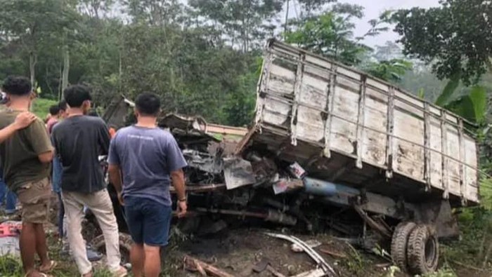 Truk pasir ringsek di Desa Sidorejo, Kecamatan Kemalang, Klaten.