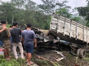 Truk Pasir Ringsek Parah Nyungsep Tegalan di Kemalang Klaten