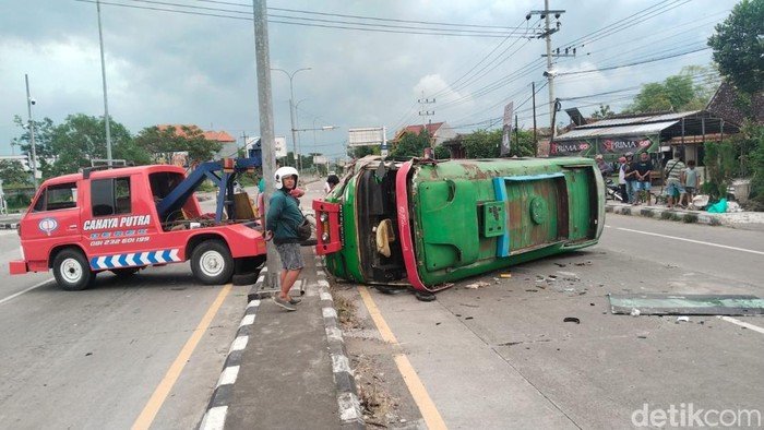 Kecelakaan di Exit Tol Caruban