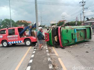 Bus Mini Tabrak Traffic Light di Exit Tol Caruban, 1 Penumpang Tewas