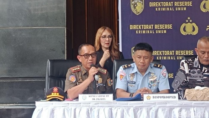 Kepala Satpol PP Jakarta Satriadi Gunawan (berseragam coklat). (Rizky/detikcom)