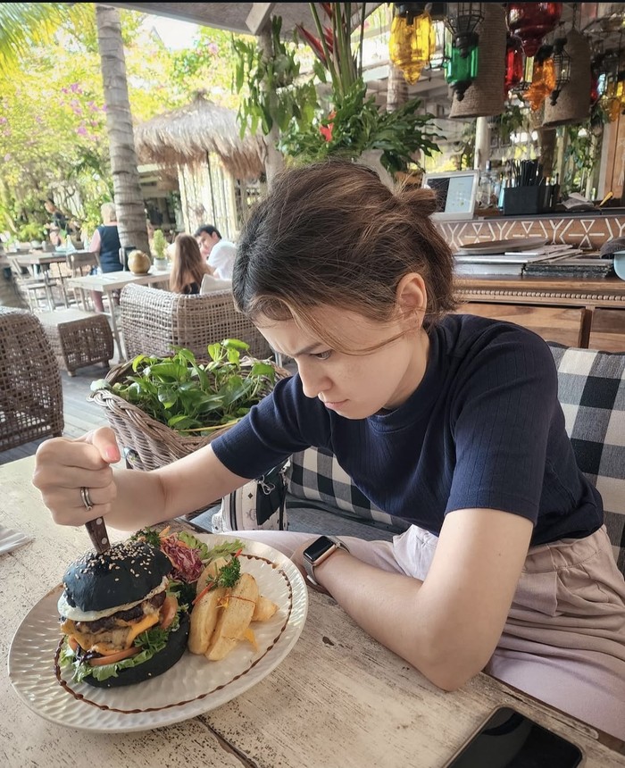 Keseruan Kimberly Ryder Saat Nikmati Burger hingga Tomahawk Steak Keseruan Kimberly Ryder Saat Nikmati Burger hingga Tomahawk Steak