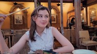 Momen seru lain ditunjukkan oleh Kimberly Ryder saat makan di restoran Italia, CIBO Italian Cuisine. Ada pasta hingga steak tersaji di meja. Foto: Instagram @kimberlyryder
