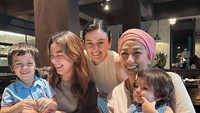 Merayakan ulang tahun sang ibu, Kimberly Ryder dan keluarga berkumpul dan makan bersama di restoran SIR LOIN. Berbagai potongan kue manis telah disiapkan. Foto: Instagram @kimberlyryder