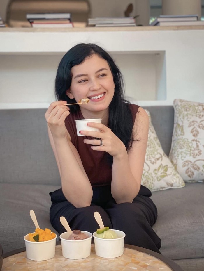 Keseruan Kimberly Ryder Saat Nikmati Burger hingga Tomahawk Steak