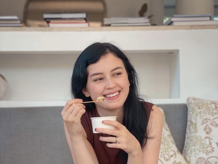 Keseruan Kimberly Ryder Saat Nikmati Burger hingga Tomahawk Steak