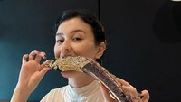 Seru! Kali ini mantan istri Edward Akbar itu menikmati hidangan tomahawk besar yang dilapisi emas. Ia menikmatinya saat merayakan ulang tahun ibunya di restoran SIR LOIN. Foto: Instagram @kimberlyryder