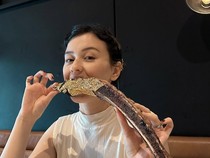 Keseruan Kimberly Ryder Saat Nikmati Burger hingga Tomahawk Steak
