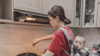 Selain makan, Kimberly Ryder juga pernah memamerkan momen saat masak. Bahkan, ia sibuk mengoseng sembari menggendong anaknya. Foto: Instagram @kimberlyryder