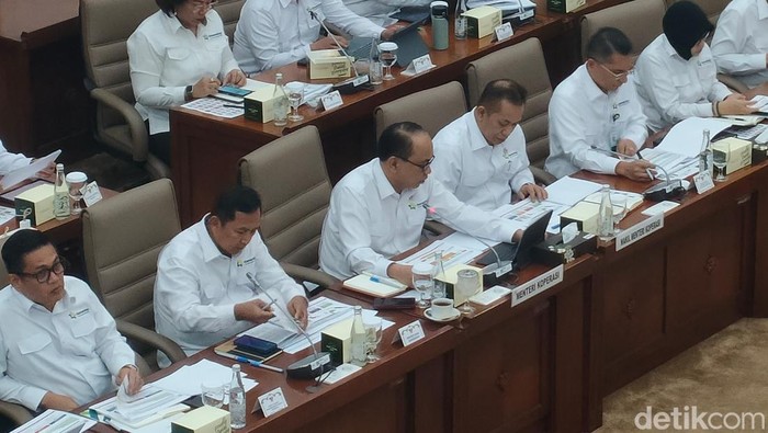 Komisi VI DPR Rapat dengan Menkop Budi Arie
