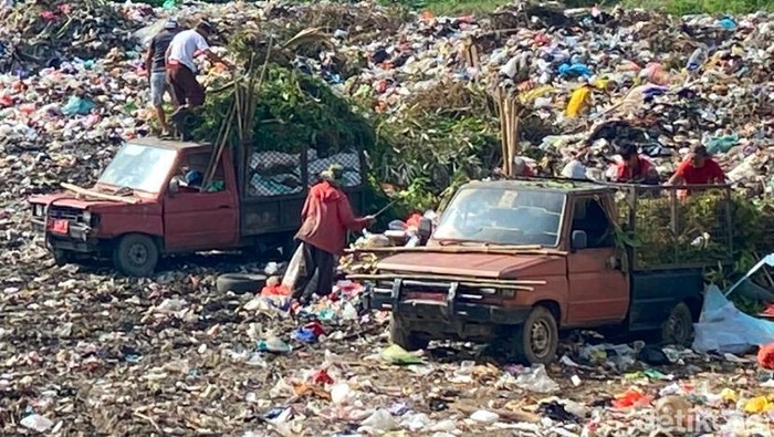 Kondisi mobil sampah saat membuang sampah di TPA.