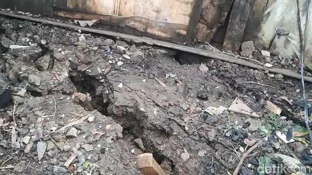 Kondisi retakan di bekas titik longsor jalan kolonel masturi ancam longsor susulan