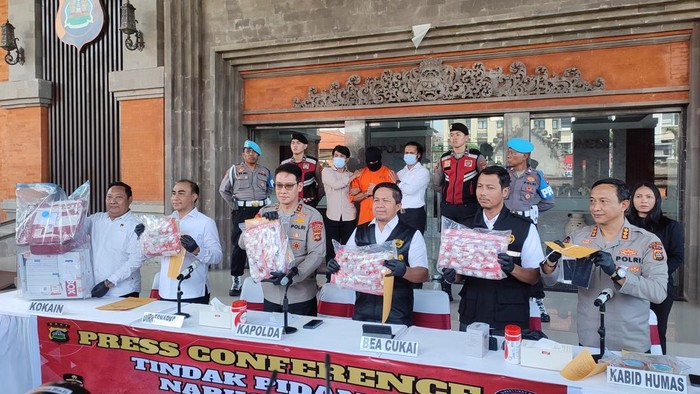 Konferensi pers pengungkapan kasus kokain jaringan internasional di lobi Mapolda Bali, Senin (26/5/2025). (Ahmad Firizqi Irwan/detikBali)