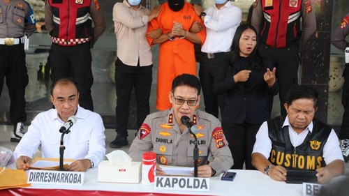 Konferensi pers pengungkapan kasus kokain jaringan internasional di lobi Mapolda Bali, Senin (26/5/2025). (Dok. Polda Bali)