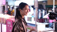 Mikha Tambayong di pasar malam. Di pasar malam biasanya banyak camilan Taiwan yang unik seperti telur dadar tiram dan bihun goreng. Foto: Taiwan Tourism