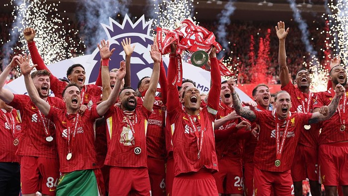 LIVERPOOL, ENGLAND - MAY 25: Virgil van Dijk of Liverpool, lifts the Premier League trophy, as Liverpool are crowned the Champions of the Premier League, following the Premier League match between Liverpool FC and Crystal Palace FC at Anfield on May 25, 2025 in Liverpool, England. (Photo by Carl Recine/Getty Images)