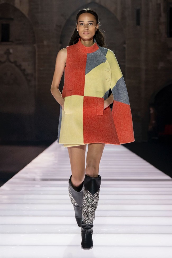 Muncul pula siluet tunik abad pertengahan, jubah cape, hingga jaket skater dan biker modern berbahan kulit yang diinterpretasikan ulang dalam potongan twiggy dress yang centil. Semuanya menjadi bagian dari narasi fashion apa yang Nicholas sebut sebagai perisai keseharian perempuan. (Foto: Dok. Louis Vuitton)