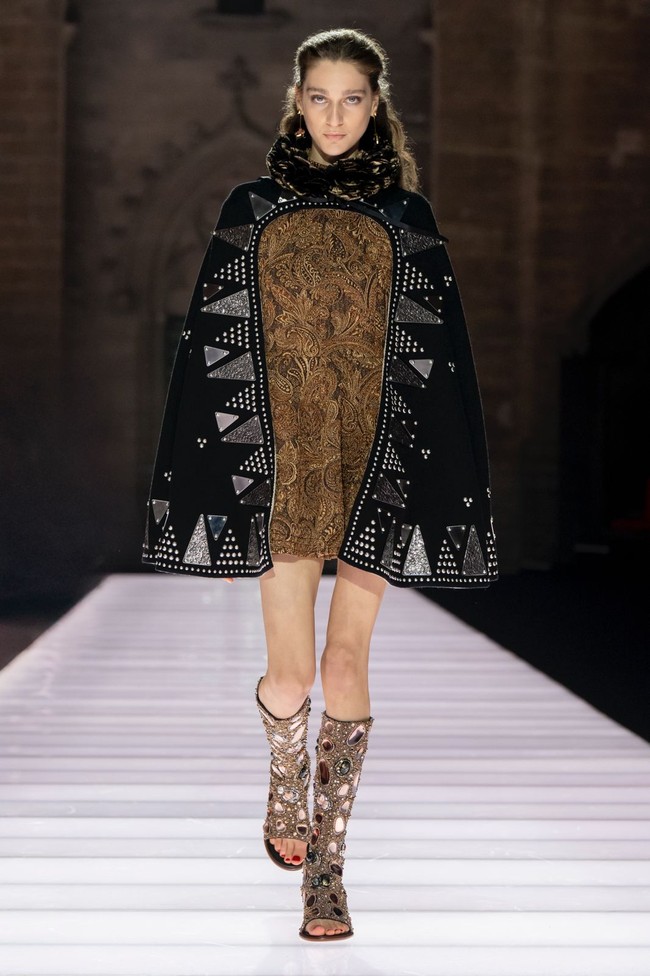 Louis Vuitton menjadi rumah mode pertama yang menggelar peragaan busana di Palais des Papes. Pusat kepausan pernah bertempat di sini selama 70 tahun hingga tahun 1377. (Foto: Dok. Louis Vuitton)